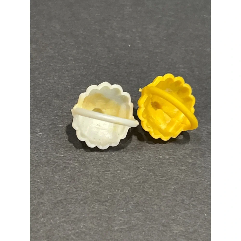 Vintage Doll Miniature Plastic Baskets White Yellow Scalloped Edge Accessory Set